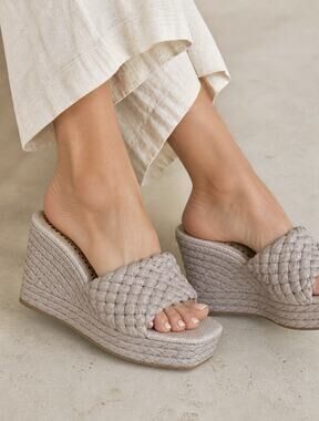 NWOB ANTONIO MELANI Sz 8.5 Lavender Rafia Espadrille Wedges